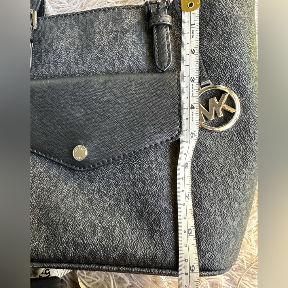 Michael Kors Black Saffiano Leather Jet Set Multi-Function Pocket Tote Bag - Picture 15 of 16